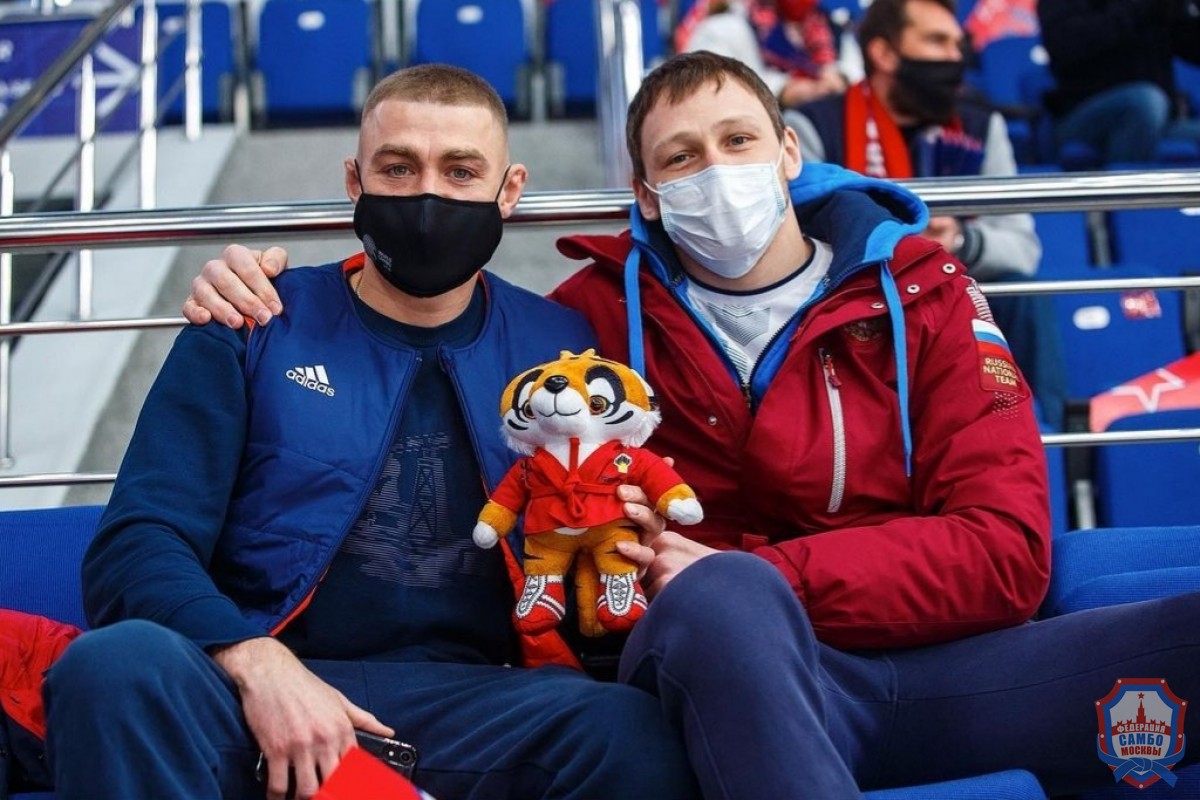 Чемпионы мира по самбо посетили хоккейный матч ЦСКА - Локомотив