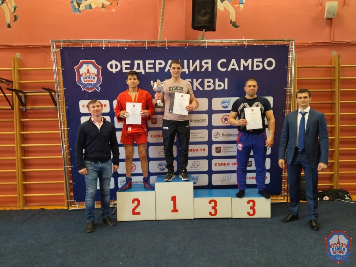 Первенство Москвы по самбо среди юношей и девушек 12-14 лет собрало более 300 самбистов