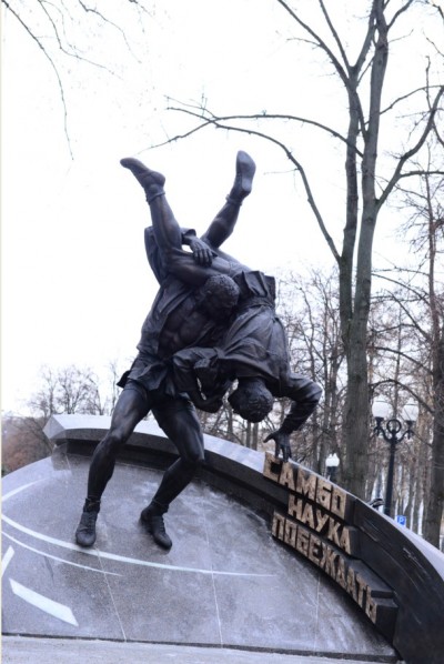 Памятник основоположникам самбо открыли в "Лужниках"
