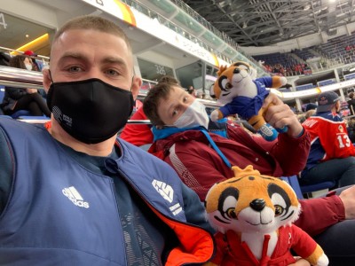 Чемпионы мира по самбо Никита Клецков и Вячеслав Михайлин посетили хоккейный матч