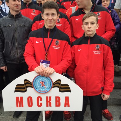 Юношеская команды самбистов из города-героя Москвы приехала в Северную столицу накануне Дня Победы.
